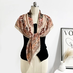 Dettaglio di un foulard vintage con fiori bohémien drappeggiato su un manichino di moda
