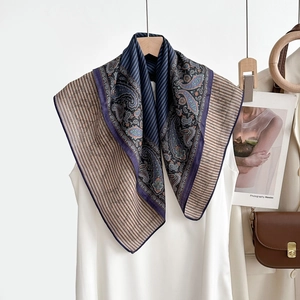 Détail d'un foulard en soie vintage français avec imprimé paisley et texture élégante