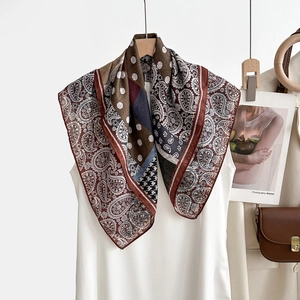Détail d'un foulard en soie vintage français avec motifs paisley et texture douce