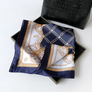 Elegante sciarpa di seta blu navy e oro con motivo a catena in confezione regalo
