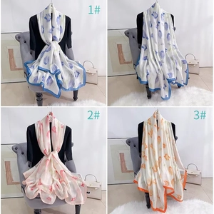 Trois longs foulards en soie à motifs floraux ethniques et châle de plage pare-soleil