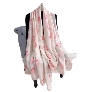 Châle long en soie élégant avec motif de tulipes roses sur fond beige pour femme