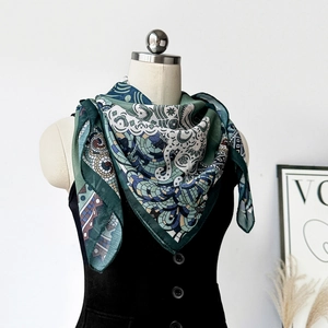 Dettaglio di un grande foulard in seta in stile etnico drappeggiato su un manichino
