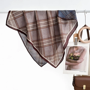 Foulard en soie lin et coton rétro français avec motif à chevrons et carreaux chic