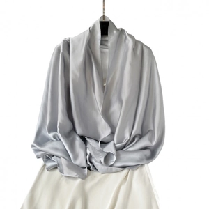 Elegante bufanda de satén gris plateado con textura sedosa y brillo perlado en fondo blanco