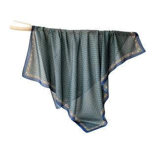 Sciarpa di seta blu scuro stile etnico con motivi geometrici e bordi floreali rossi
