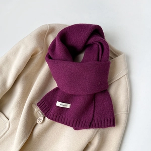 Sciarpa in maglia 100% lana viola scuro con bordi a coste e trama raffinata