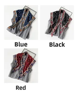 Detailansicht von Seidenschals mit Paisleymuster und Punkten in Blau, Schwarz und Rot