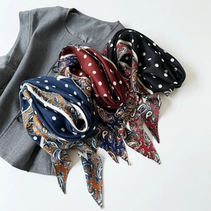 Trois foulards en soie à motif cachemire et pois en bleu marine, bordeaux et noir