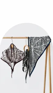 Detailaufnahme von leichtem indonesischem Dreieckstuch mit Vintage-Kartenmuster und dunklem Rand