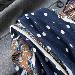 Foulard en soie bleu marine à pois et motif cachemire avec texture sergée vintage