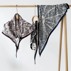Détail de foulards imprimés avec plan de ville en marron, noir et bleu marine