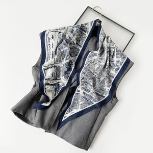 Détail d'un foulard en soie bleu et blanc avec carte de l'Europe et motifs architecturaux