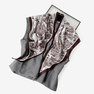 Vue à plat d'un gilet gris assorti d'un foulard en soie imprimé carte vintage