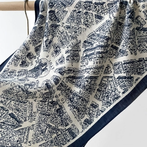 Foulard de plage style indonésien avec carte de Paris bleue sur tissu en soie crème doux