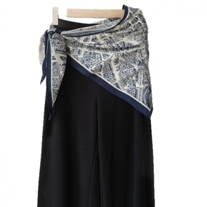 Écharpe en soie à imprimé carte marine et pantalon noir large pour un style de vacances