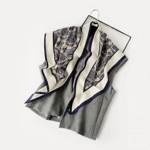 Écharpe élégante en satin ivoire avec motif damassé bleu marine et bordure