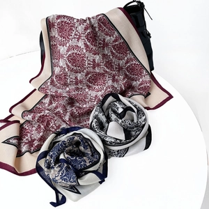 Set d'écharpes en soie minimalistes bordeaux, bleu marine et noir sur support blanc