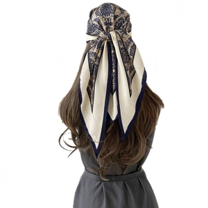 Élégant foulard en soie à motifs vintage bleus porté comme un bandana chic