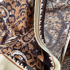 Foulard en soie vintage à imprimé paisley caramel et marron avec bordure fine