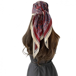 Foulard élégant en soie à imprimé paisley et fleurs bleu marine et bordeaux pour femmes