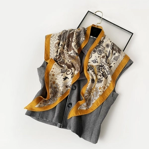 Mise à plat d'un gilet gris avec foulard fleuri rétro sur fond blanc épuré