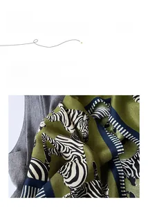 Detailaufnahme von Seidenschal mit Zebramuster in Grün und Blau mit seidigem Glanz