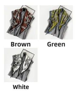 Detailansicht der Zebra-Print Schals in den Farben Kaffee, Grün und Weiß im Vergleich