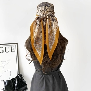 Foulard Triangle Vintage Imprimé Floral Mythologique Bandana en Satin Châle de Protection Solaire Femme Bohème Élégant
