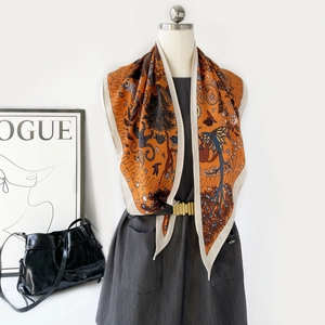 Foulard en soie à fleurs et chevrons avec imprimé vintage en orange et beige