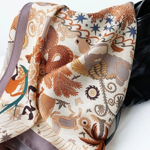 Foulard en soie à fleurs avec motif de renard mythique et bordure violette sur un sac
