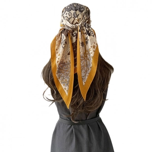 Foulard en soie à fleurs et chevrons pour femmes avec motifs botaniques vintage en jaune