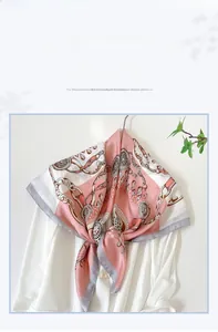 Dettaglio di un foulard quadrato in seta con stampa a catena su una camicia bianca