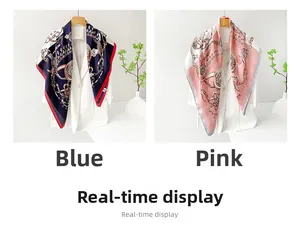 Dettaglio di sciarpe di lusso in raso con motivi a catena vintage in blu e rosa