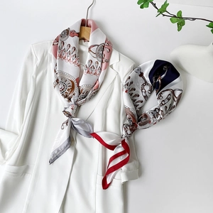 Dettaglio di foulard in raso con stampe a catena vintage e finitura effetto seta