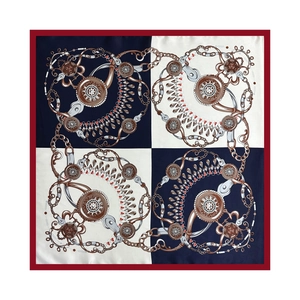 Dettaglio del foulard di seta 90cm con stampa a catena equestre e bordi blu navy