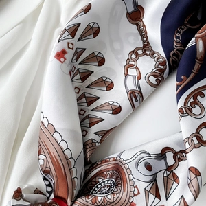 Vista macro di foulard di seta 90cm con motivi a catena vintage e trama paisley