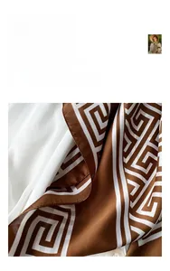 Vue macro du foulard en satin de soie avec motif grec géométrique et texture soyeuse
