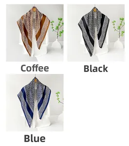 Carré en satin avec motifs méandres géométriques en café, noir et bleu pour femme