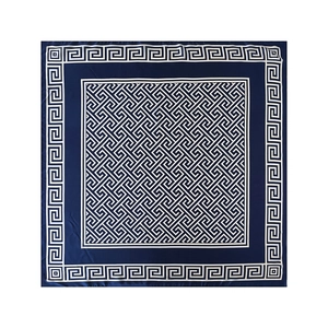Détail d'un foulard en satin avec motif géométrique grec méandre bleu et blanc
