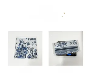 Dettaglio di elegante foulard floreale con confezione e indicazione del peso di 89g
