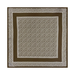 Détail macro du carré en satin marron avec motifs géométriques de méandres grecs blancs
