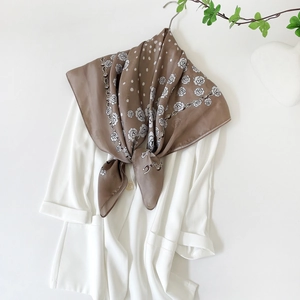Elegante foulard in seta satinata 90cm con stampa floreale di rose e catene marrone