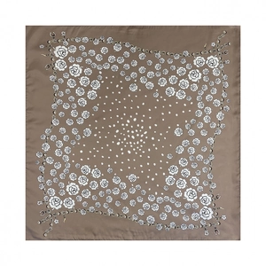 Elegante foulard quadrato in raso di seta marrone con motivi floreali e catenelle