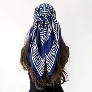 Détail du foulard en satin de soie avec motif géométrique de clé grecque bleu et blanc