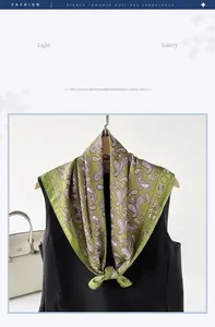 Detail eines hellgrünen Seidenschals mit braunem Paisley-Muster an einer Weste