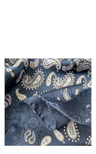Detaillierte Stoffansicht von blauem Paisley-Seidenschal mit Rollsaum-Finish
