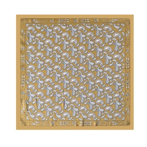 Nahaufnahme von senfgelbem Paisley-Seidenschal mit böhmischen Mustern und Sonnenmotiven
