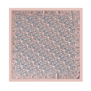 Detailmuster eines rosa Seidentuchs mit kunstvollen Paisley- und Sonnenmotiven