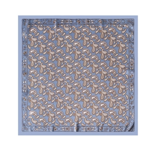 Detailansicht eines hellblauen Seidentuchs mit Paisley-Muster und floralen Bordüren